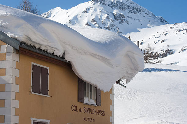 forte chute de neige sur simpon pass - swisse photos et images de collection