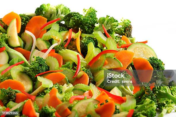 Mescolare Verdure Fritte - Fotografie stock e altre immagini di Broccolo - Broccolo, Carota, Cibi e bevande