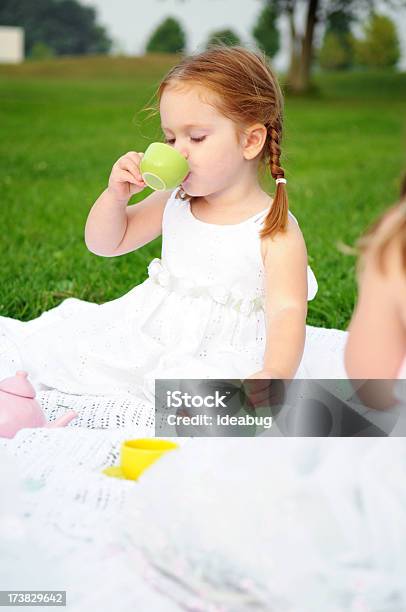 Пакет Услуг Pretty Little Princess Having Tea — стоковые фотографии и другие картинки 2-3 года - 2-3 года, Вертикальный, Веселье