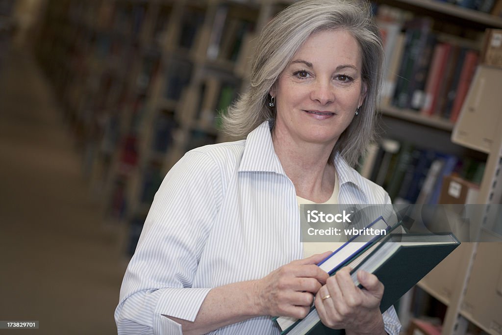 Serie (XXL) donna in libreria - Foto stock royalty-free di 45-49 anni