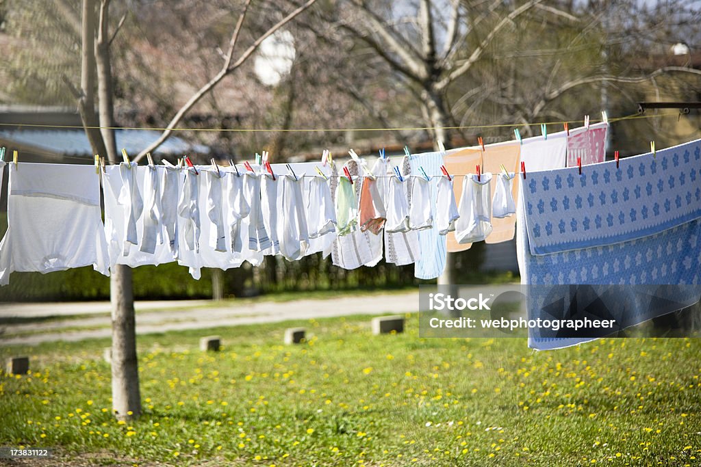 Ubrania wiszące na mycie linii - Zbiór zdjęć royalty-free (Aranżacja)