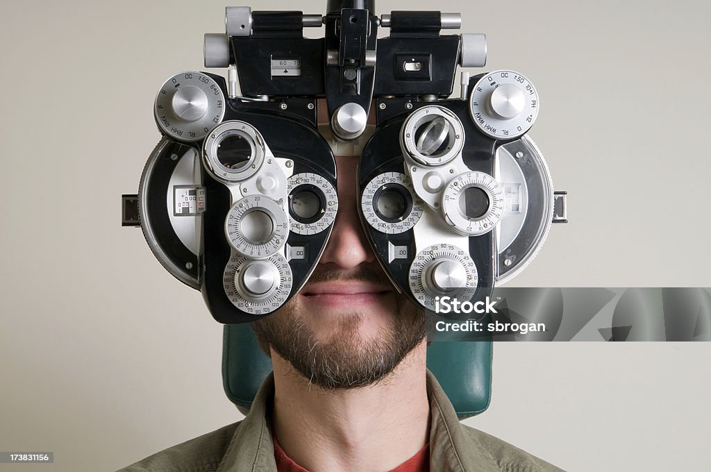 Gut aussehender Mann im Auge Arzt - Lizenzfrei Augenoptiker Stock-Foto