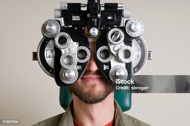 Gut Aussehender Mann Im Auge Arzt Stockfoto und mehr Bilder von Augenoptiker - Augenoptiker, Brille, Dioptrie