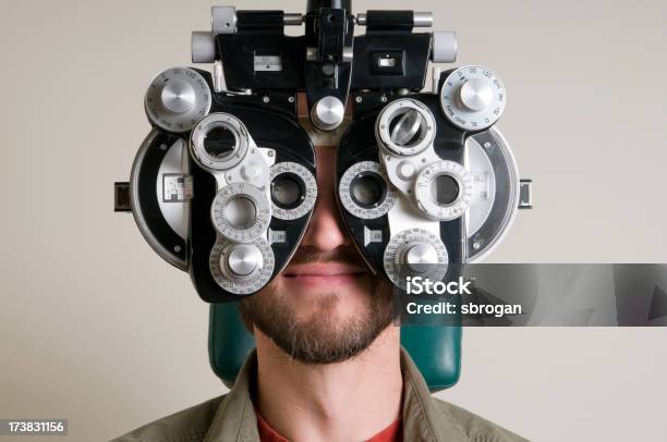 Homem Bonito No Olho Médico - Fotografias de stock e mais imagens de Dioptria - Dioptria, Optometrista, Paciente