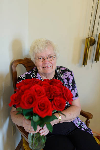 senior mit rosen auf muttertag - mothers day mother single flower family stock-fotos und bilder