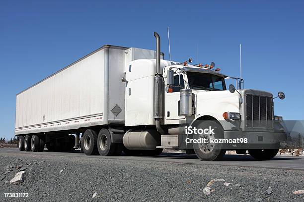 Long Hauler - zdjęcia stockowe i więcej obrazów Ciężarówka transportowa - Ciężarówka transportowa, Biały, Ciężarówka