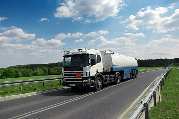 голубой небо над белый грузовик - target sport truck driver industry transportation стоковые фото и изображения