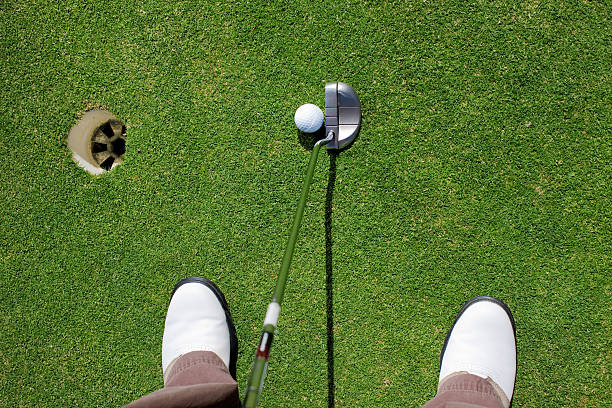 mettendo - golf putting determination focus foto e immagini stock