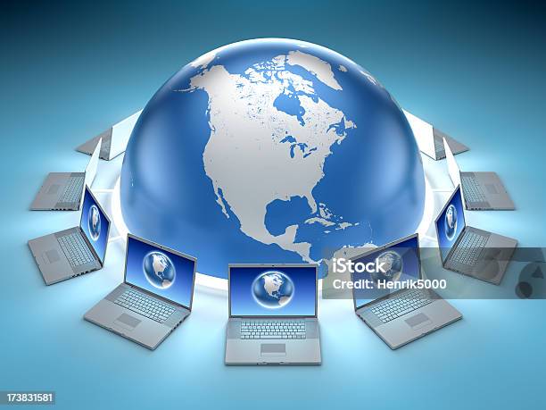 Mundo Conectado Rodeado De Ordenadores Portátiles Foto de stock y más banco de imágenes de América del norte - América del norte, Azul, Comercio electrónico