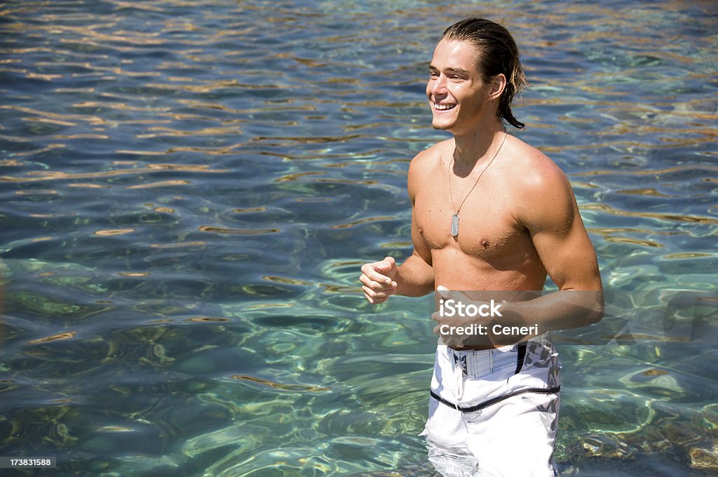 Bel giovane uomo sull'oceano - Foto stock royalty-free di Abbigliamento intimo