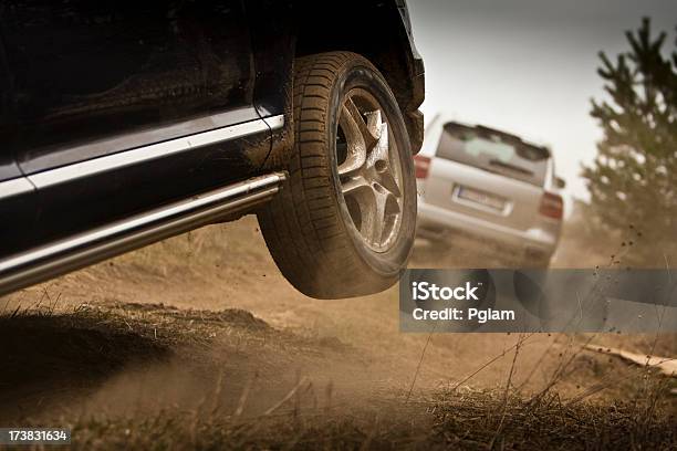 Offroadfahrzeuge Entlang Der Muddy Trail Stockfoto und mehr Bilder von Auto - Auto, Schlamm, Abenteuer