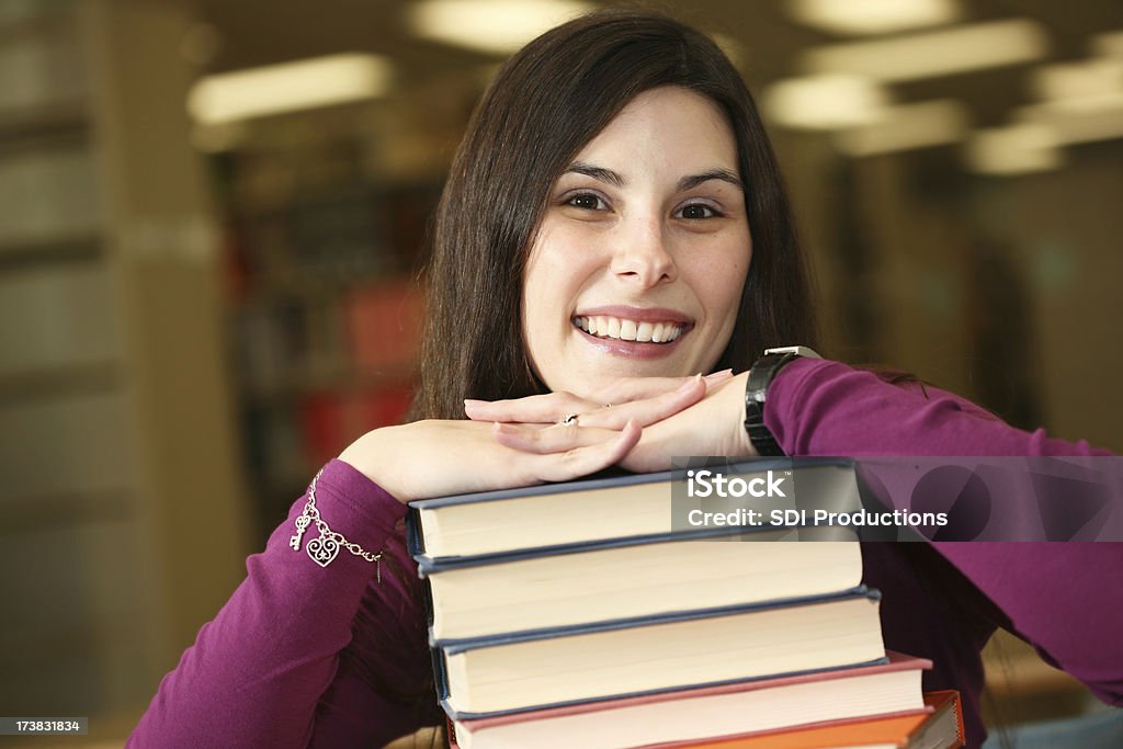 Süße Braune langhaarigem weibliche College-Studenten mit den Händen auf Bücher - Lizenzfrei Akademisches Lernen Stock-Foto