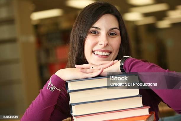 Süße Braune Langhaarigem Weibliche Collegestudenten Mit Den Händen Auf Bücher Stockfoto und mehr Bilder von Akademisches Lernen