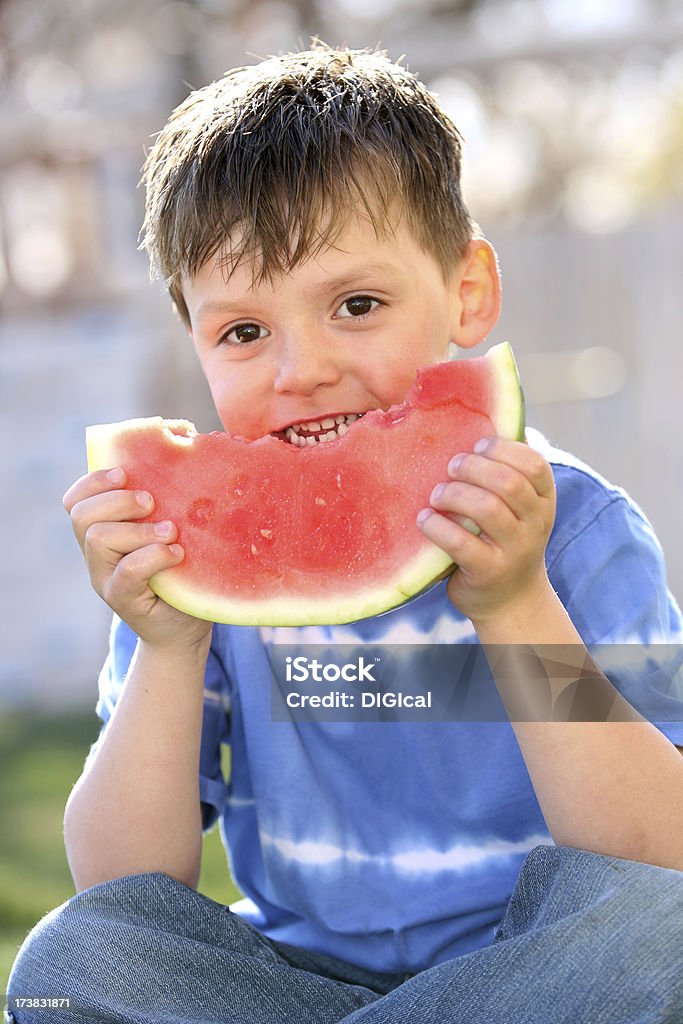 Petit garçon manger pastèque - Photo de 6-7 ans libre de droits