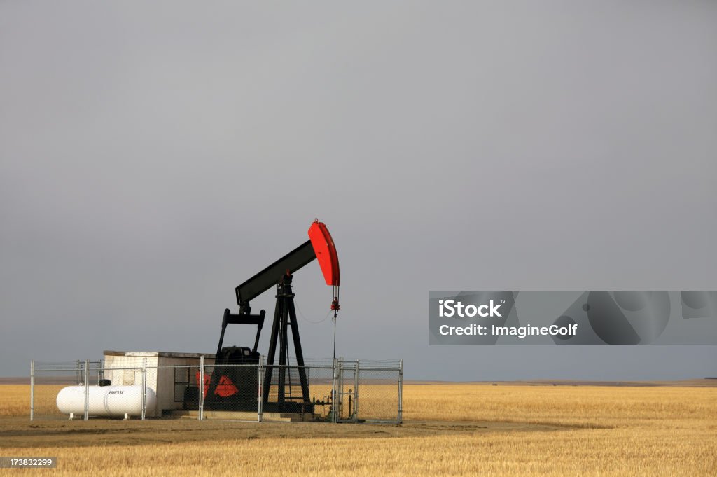 Pumpjack rojo - Foto de stock de Acero libre de derechos