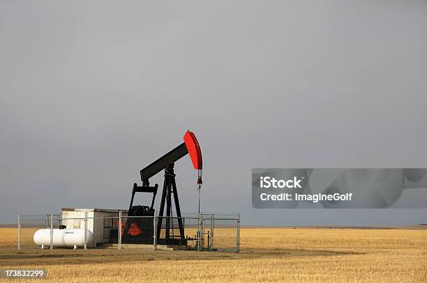 Pumpjack Rojo Foto de stock y más banco de imágenes de Acero - Acero, Alberta, Azul