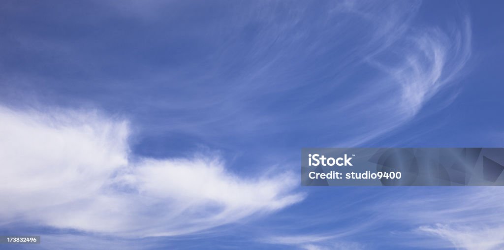 Schönen blauen Himmel mit weißen Wolken Rauchartig - Lizenzfrei Bedeckter Himmel Stock-Foto