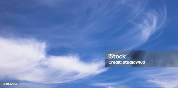 Bellissimo Cielo Blu Con Ciuffi Di Nuvole Bianche - Fotografie stock e altre immagini di A mezz'aria - A mezz'aria, Affari, Ambientazione esterna