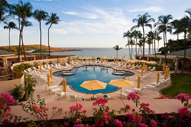 hotel resort pool pelo oceano - lanai imagens e fotografias de stock