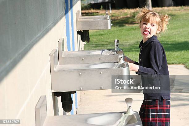 Bambino In Uniforme Scolastica Bere Acqua Nella Fontana Bad - Fotografie stock e altre immagini di Puzzolente