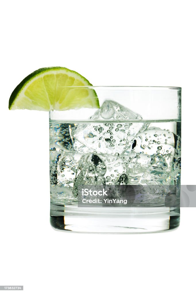 Gin Tonic Cocktail oder das glitzernde Wasser in Glas mit Zitrone - Lizenzfrei Gin Tonic Stock-Foto