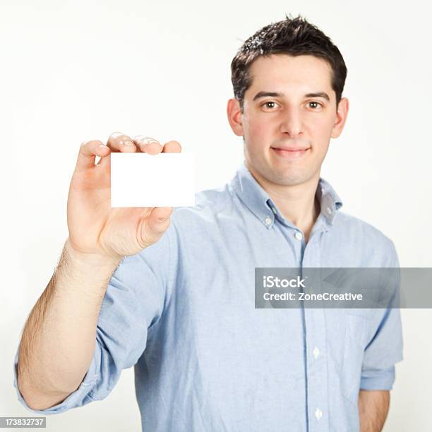 Молодой Красивый Счастливый Человек Хранятся Визитная Карточка Изолированный На Белый — стоковые фотографии и другие картинки Белый фон