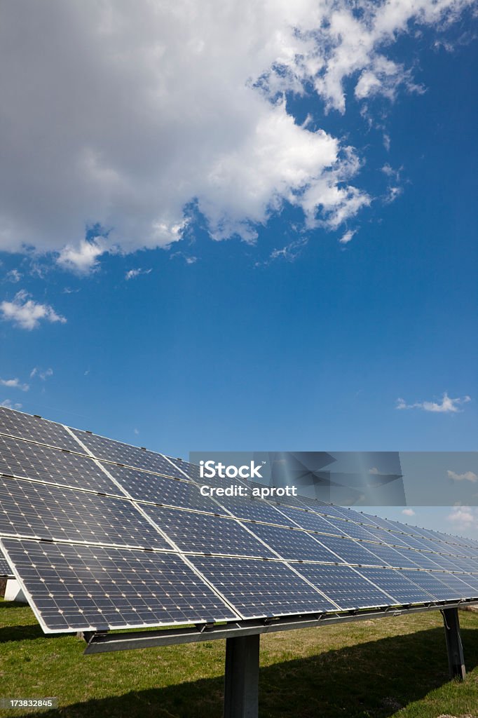 Energía alternativa de panel solar (XXXL - Foto de stock de Aparatos solares libre de derechos
