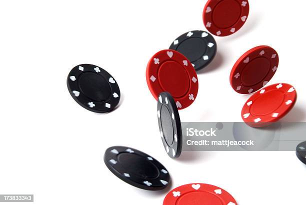 Falling Negro Y Rojo Juegos De Chips En Superficie Blanca Foto de stock y más banco de imágenes de Ficha de apuestas