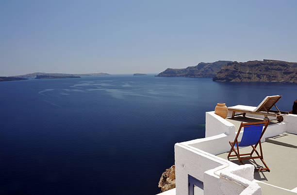 griego camas solares - santorini greece villa beach fotografías e imágenes de stock