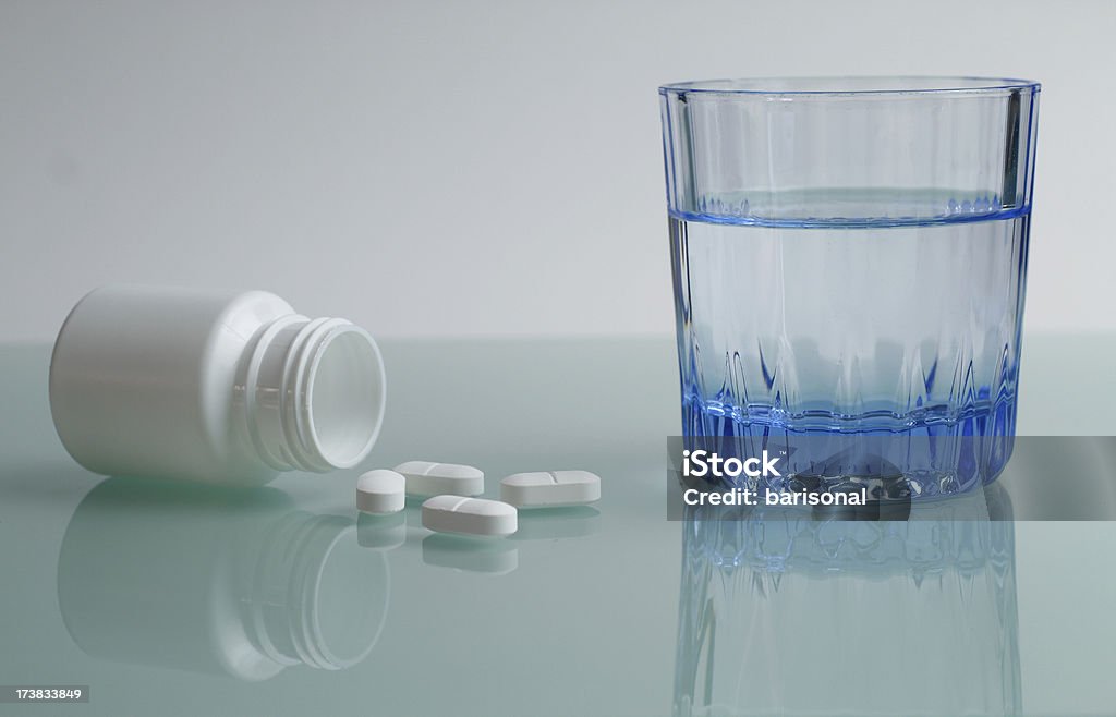 Pillole bianche e acqua - Foto stock royalty-free di Abuso di sostanze stupefacenti