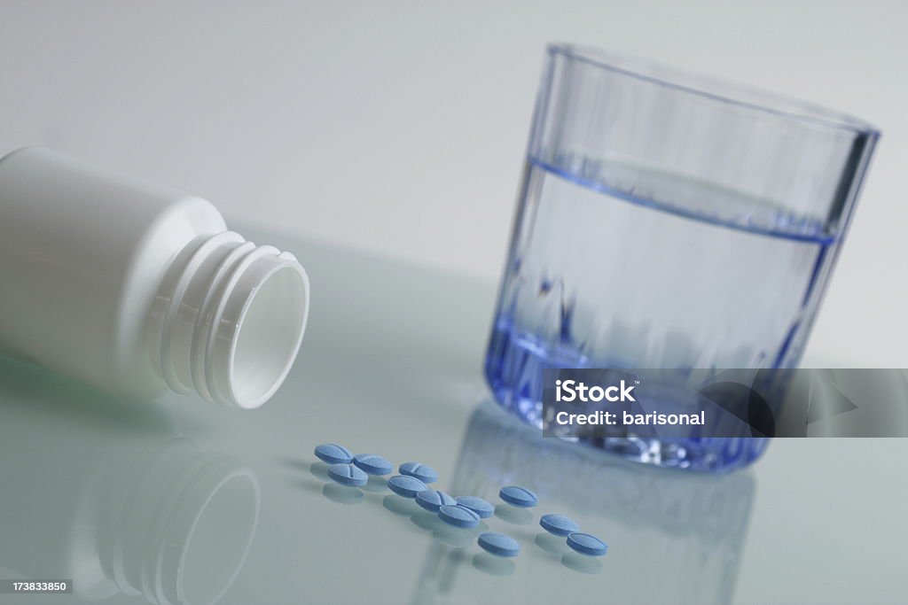 Pillen und Wasser - Lizenzfrei Antibabypille Stock-Foto