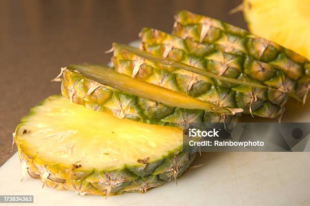 Świeże Plasterki Ananasa - zdjęcia stockowe i więcej obrazów Ananas - Ananas, Bez ludzi, Ciąć