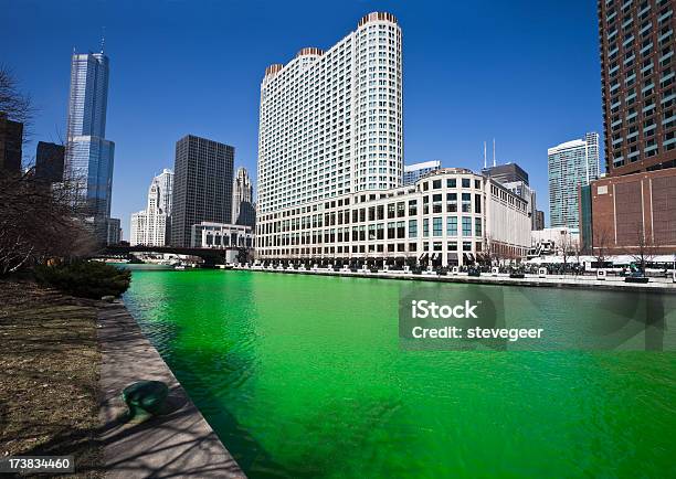 Река Чикаго О Saint Patricks Day — стоковые фотографии и другие картинки День святого Патрика - День святого Патрика, Зелёный цвет, Река Чикаго