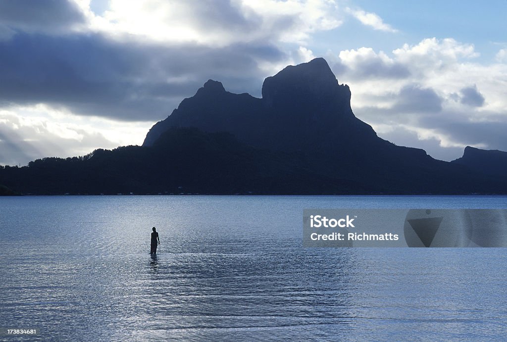 Signora in solitaria a Bora Bora - Foto stock royalty-free di Isola