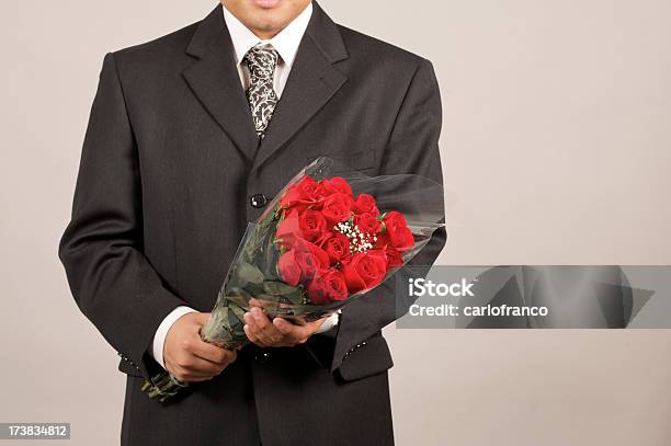 Hombre Con Una Docena De Rosas Foto de stock y más banco de imágenes de Adulto - Adulto, Belleza, Celebración - Acontecimiento