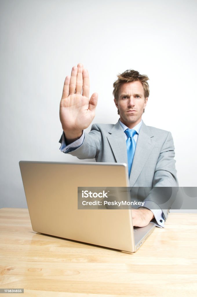 Stern Biznesmen Pracownik biurowy wkłada zatrzymać przystanek Ręka w górę - Zbiór zdjęć royalty-free (Dostępność)