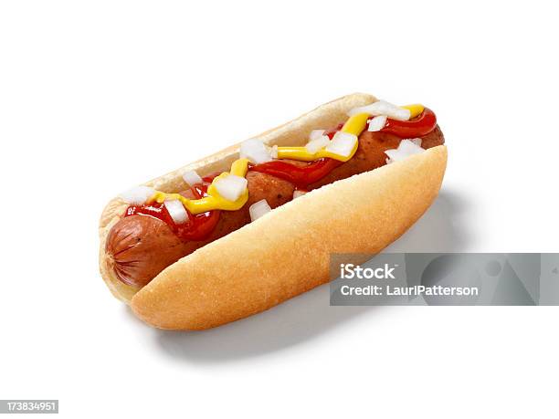Wurst Hot Dog Mit Ketchup Und Senf Und Zwiebeln Stockfoto und mehr Bilder von Freisteller – Neutraler Hintergrund - Freisteller – Neutraler Hintergrund, Hot Dog - Schnellimbiss, Ansicht aus erhöhter Perspektive