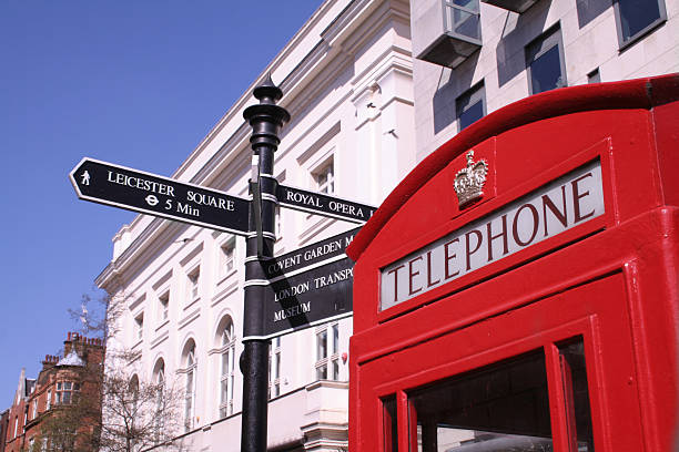 赤い電話ボックスロンドン - royal opera house ストックフォトと画像
