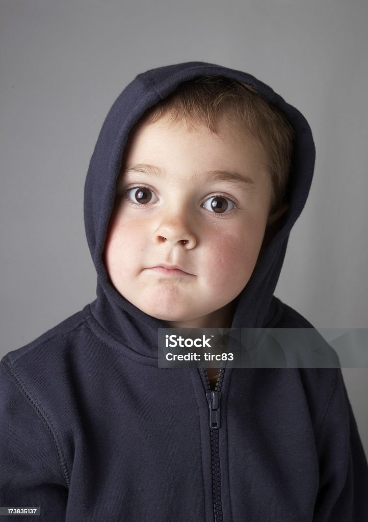 Vier Jahre alter Junge hoodie neugierig look - Lizenzfrei 4-5 Jahre Stock-Foto