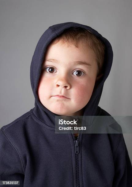 Vier Jahre Alter Junge Hoodie Neugierig Look Stockfoto und mehr Bilder von 4-5 Jahre - 4-5 Jahre, Auge, Breit