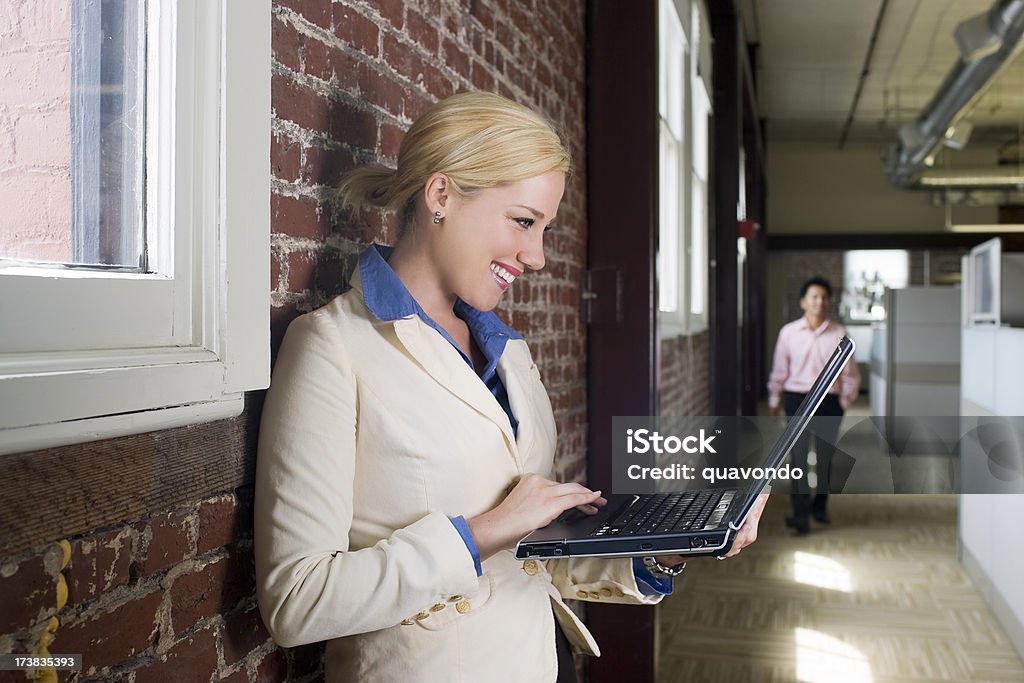 아름다운 활기참 비즈니스 노트북을 사용하는 여성 사무실에서 - 로열티 프리 마케팅 스톡 사진