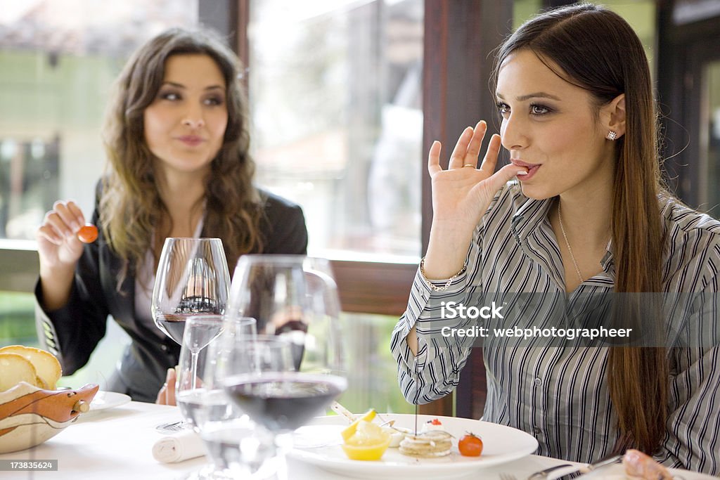 Amigos, comer - Royalty-free Camarão - Marisco Foto de stock