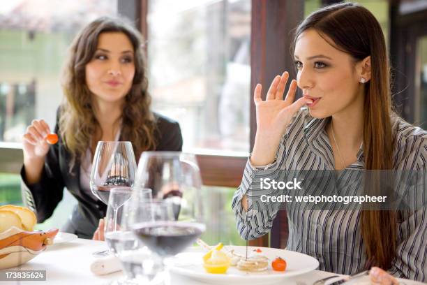 Foto de Amigos Comendo e mais fotos de stock de Camarão - Frutos do Mar - Camarão - Frutos do Mar, Legume, Jantar