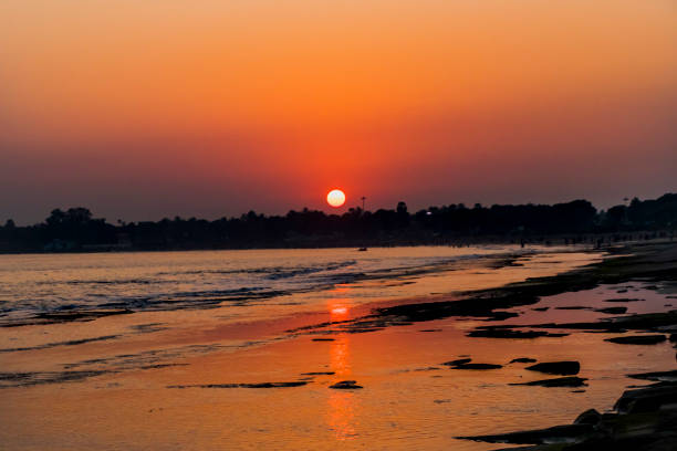 закат на пляже нагоа, диу - horizontal landscape coastline gujarat стоковые фото и изображения