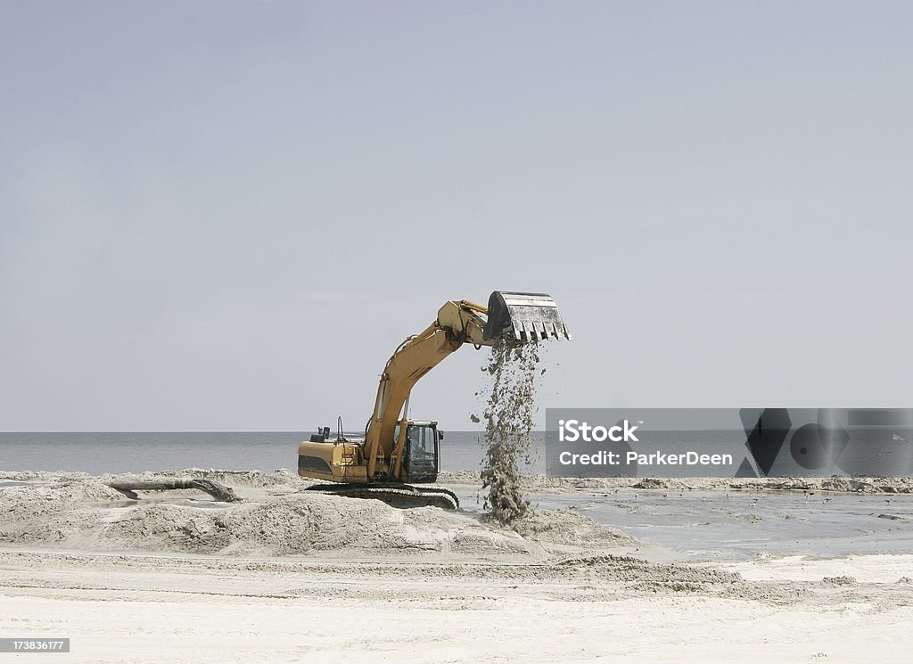 Máquina excavadora recupera con rapidez la playa después de Katrina - Foto de stock de Máquina excavadora libre de derechos