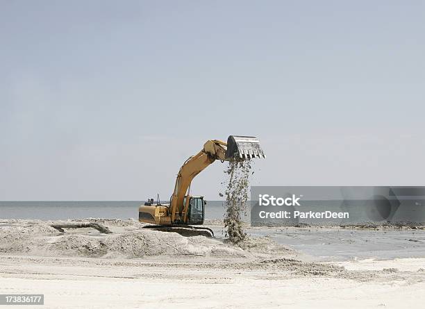 Máquina Excavadora Recupera Con Rapidez La Playa Después De Katrina Foto de stock y más banco de imágenes de Máquina excavadora
