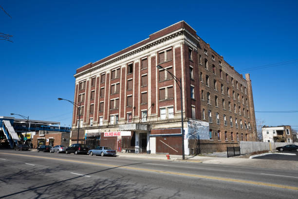 istock Vintage Empty Commercial Building Chicago 173836205