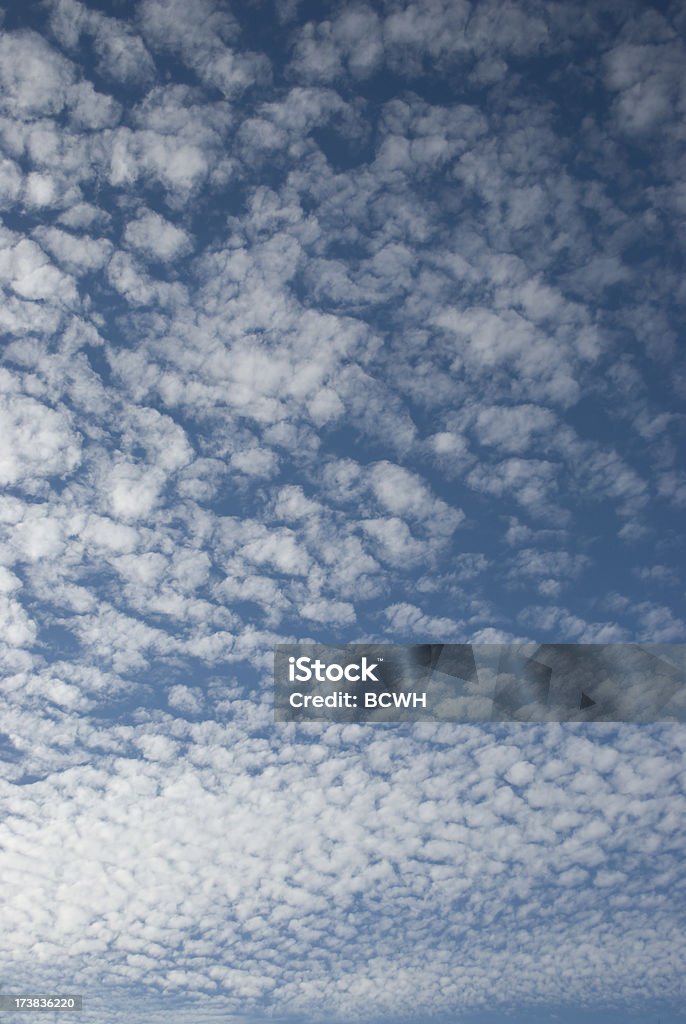 Ciel bleu avec des nuages blancs - Photo de Abstrait libre de droits