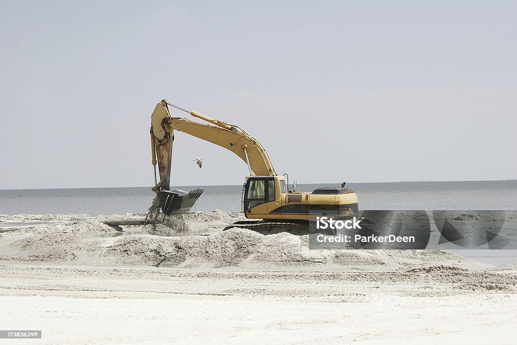 Bulldozer ricostruisce Sandy Beach dopo Katrina - Foto stock royalty-free di Uragano Katrina