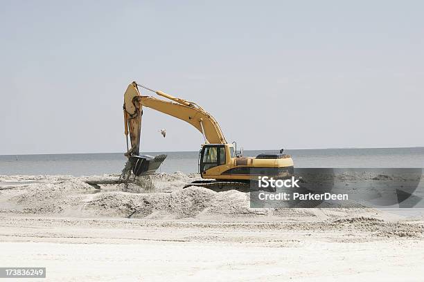 Buldózer Reconstrói Sandy Beach Após Katrina - Fotografias de stock e mais imagens de Furacão Katrina - Furacão Katrina, Areia, Beira d'Água